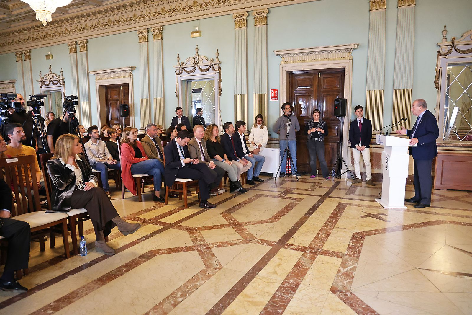 Imágenes de la presentación de la Guía de la Semana Santa de Huelva 2024