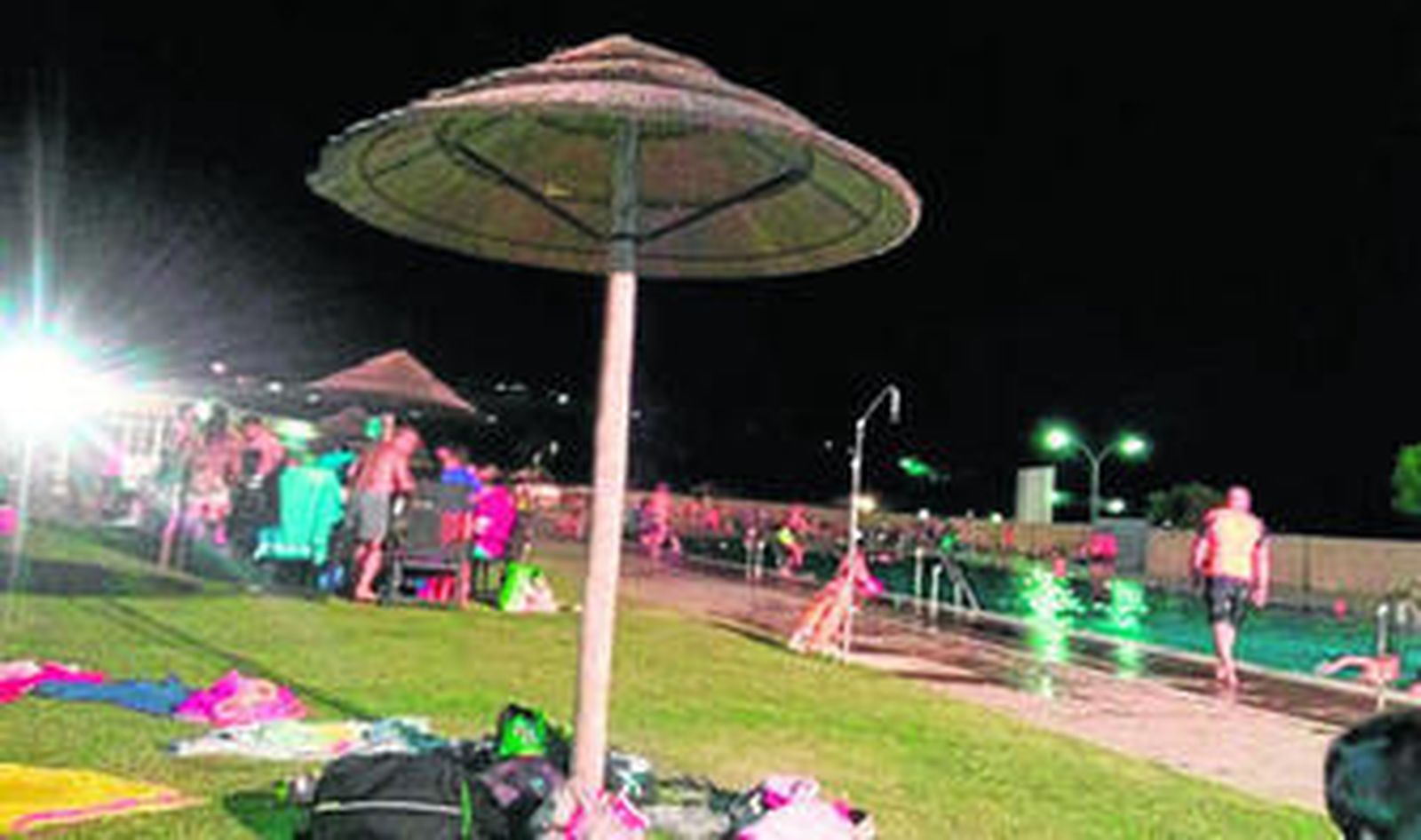 Numerosos nervenses aprovecharon la apertura nocturna de la piscina en pasadas ediciones.