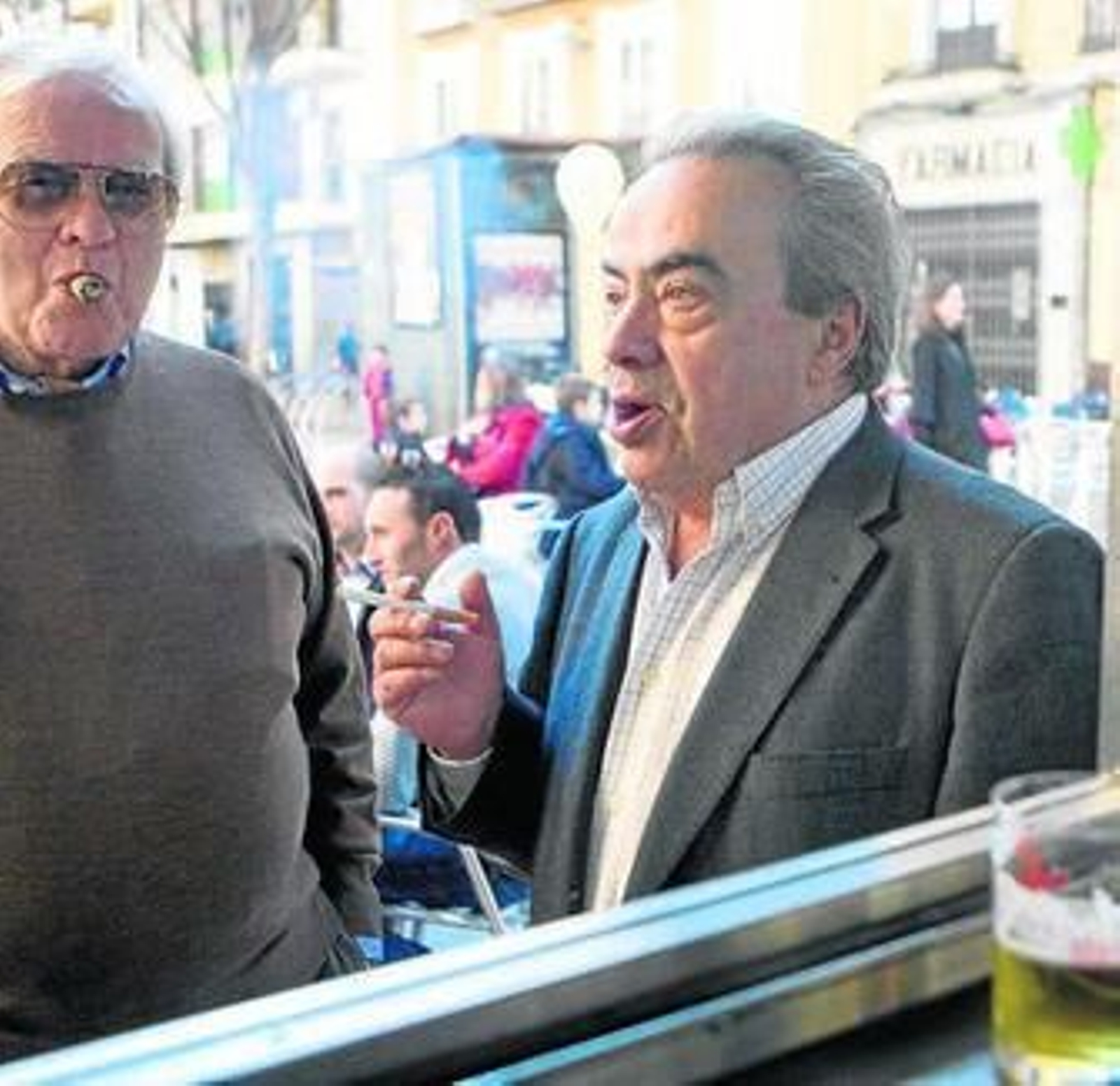 Fumadores en el exterior de un bar tras la prohibición total.