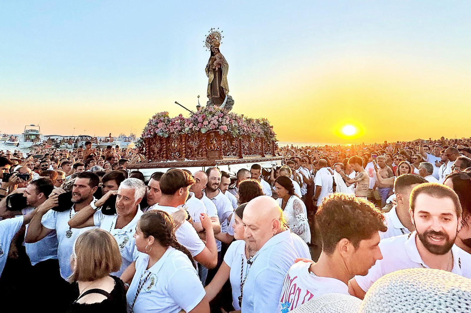 Imágenes de la Virgen del Carmen procesionando en Punta Umbría