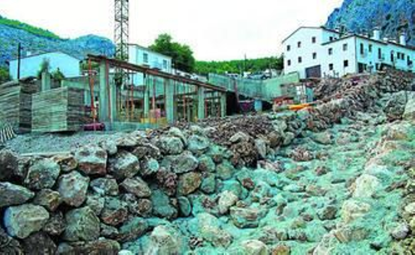 A la izquierda, edificio construido en el cauce originario del río, que debe ser demolido en un mes.