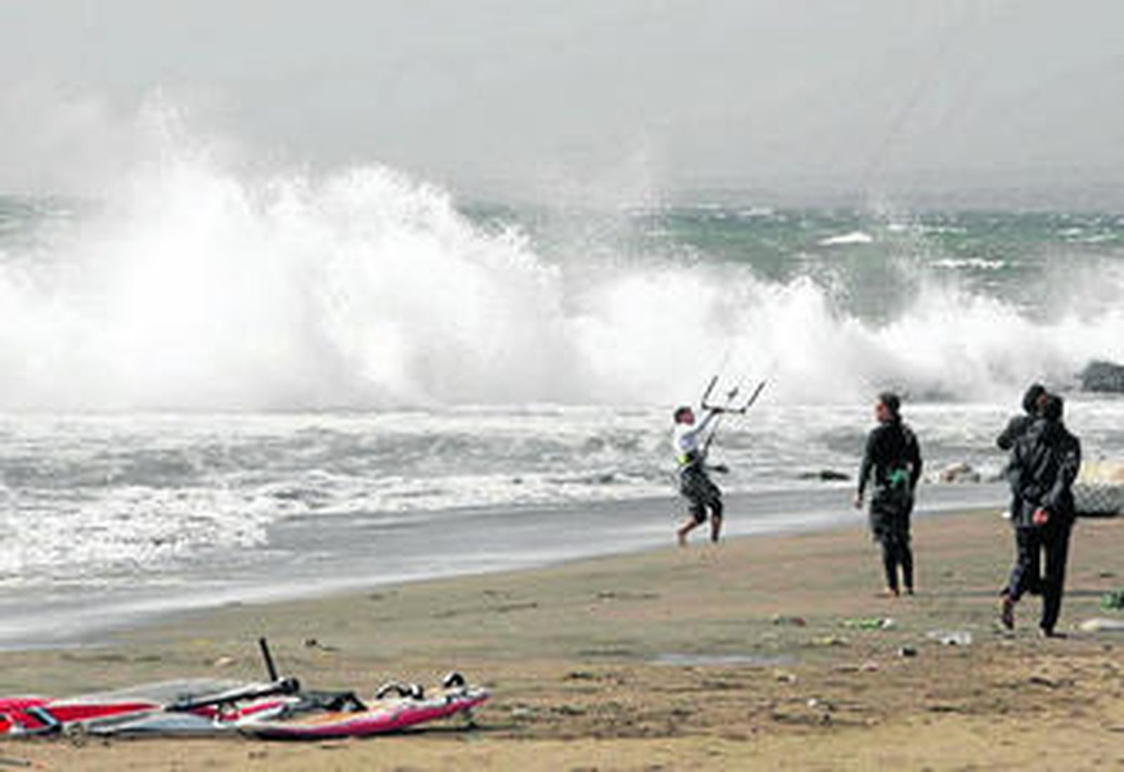 El viento cancela la conexión con Marruecos y provoca cortes de luz