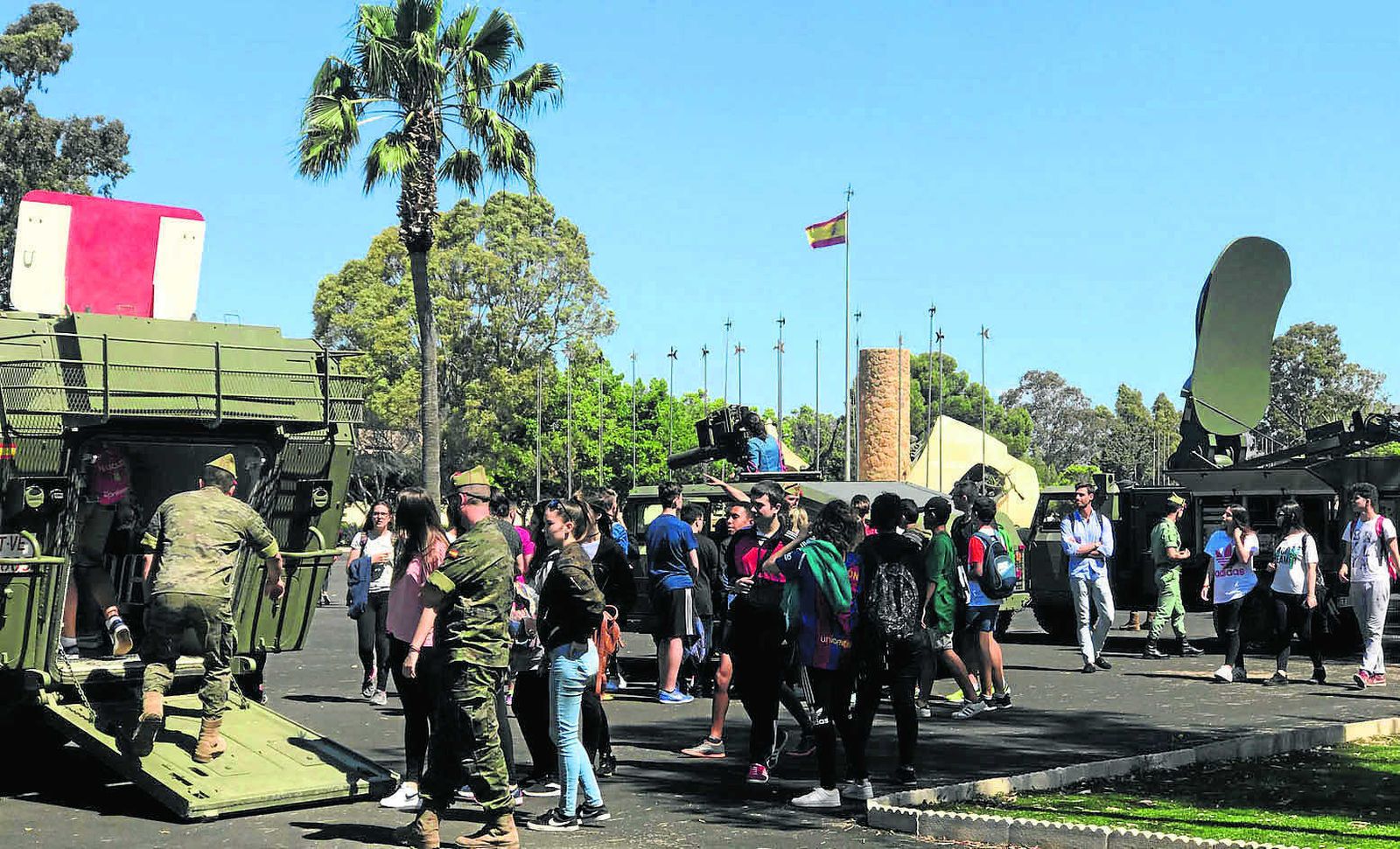 Los alumnos recorren la exposición de vehículos en el Patio de Armas.