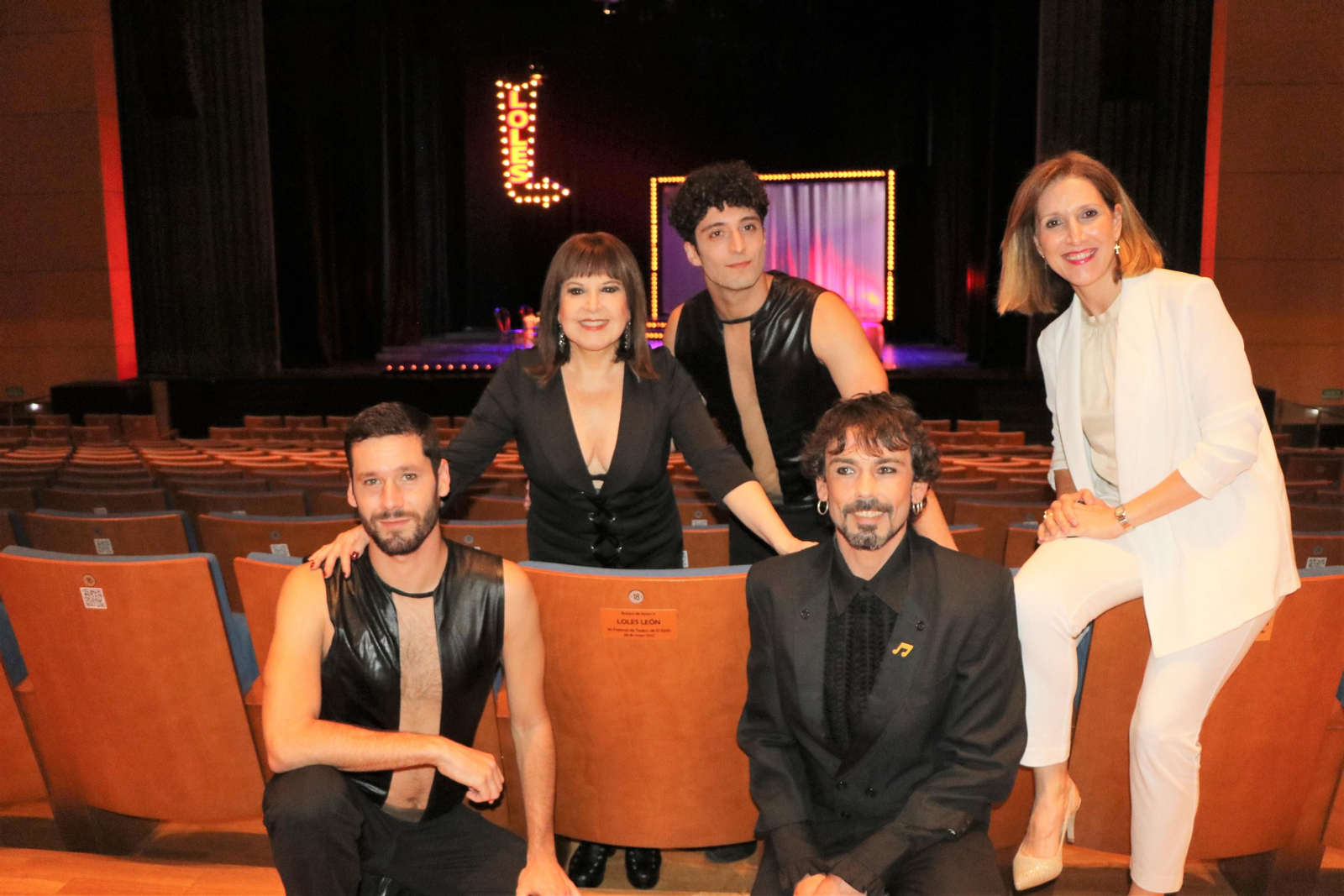 Loles León junto a la concejala Julia Ibáñez.