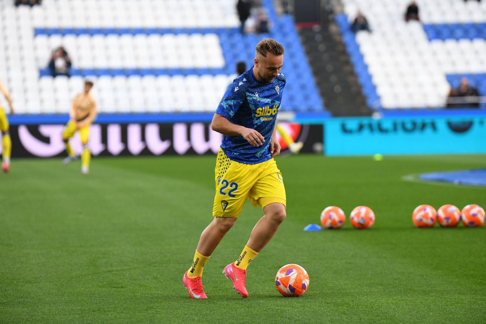 Ontiveros, en el calentamiento antes de jugar en Riazor.