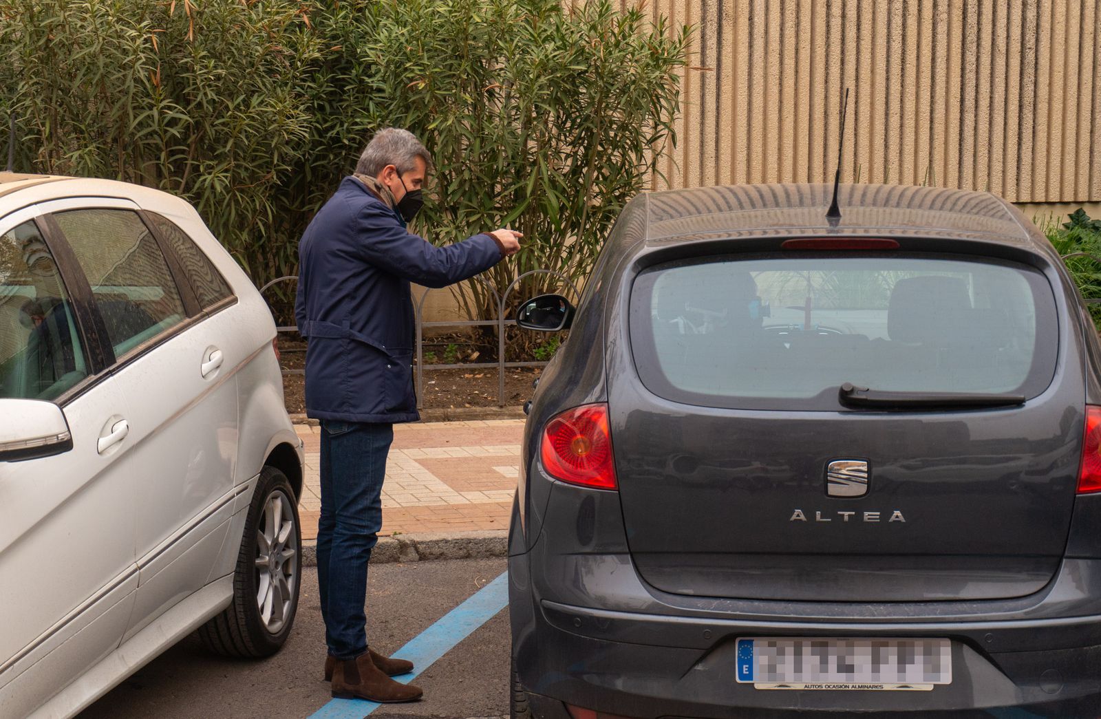Los aparcamientos en batería inversa, ¿la solución a la seguridad de bicis y patinetes en Granada?