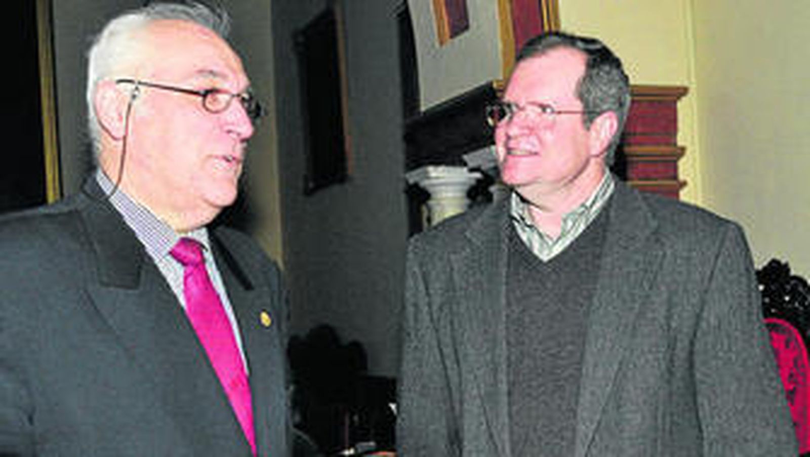 Juan Fernández Lacomba (derecha) en la Real Academia de Bellas Artes de Santa Isabel de Hungría, ayer.