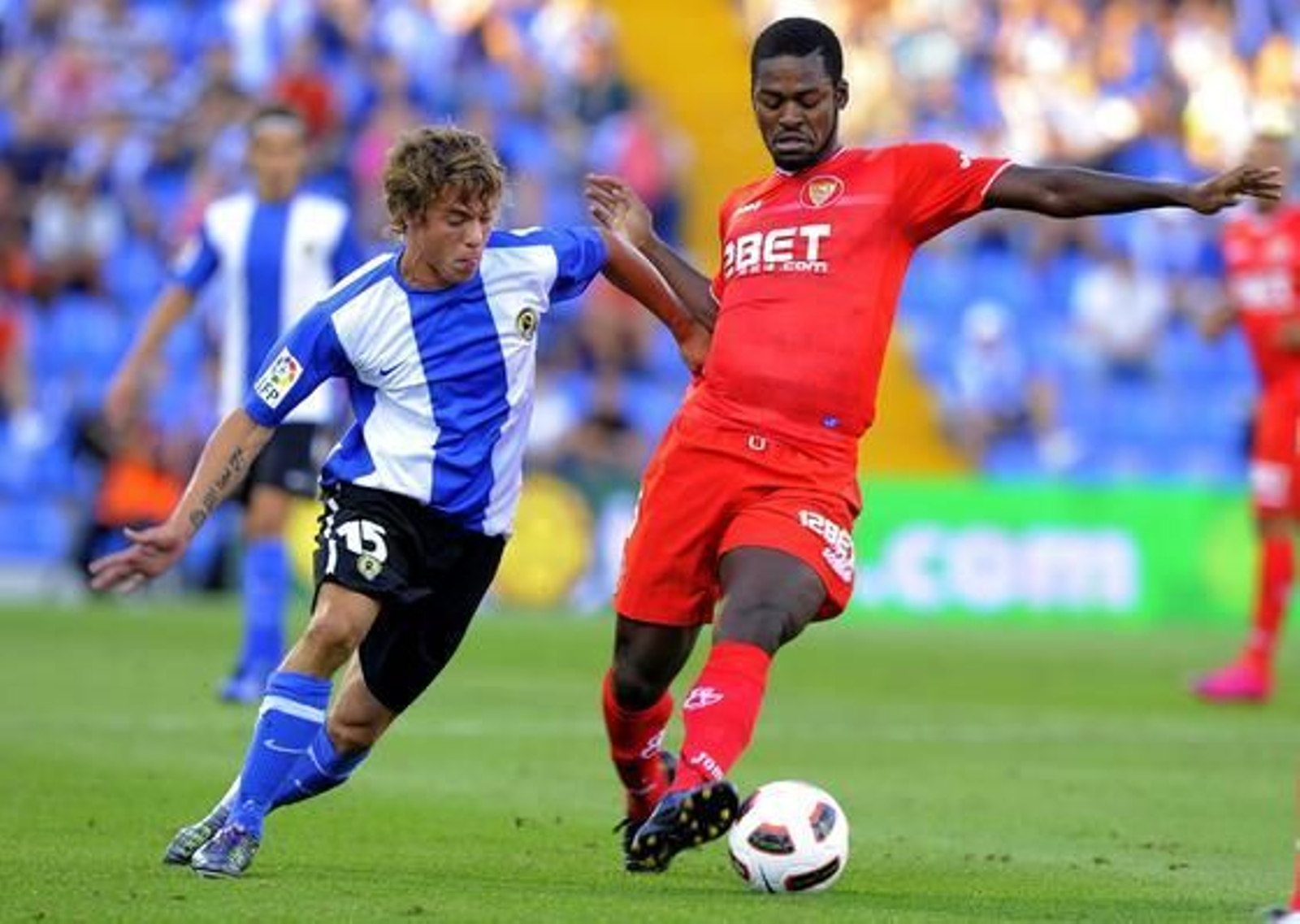 Romaric trata de retener un balón en el centro del campo. / AFP