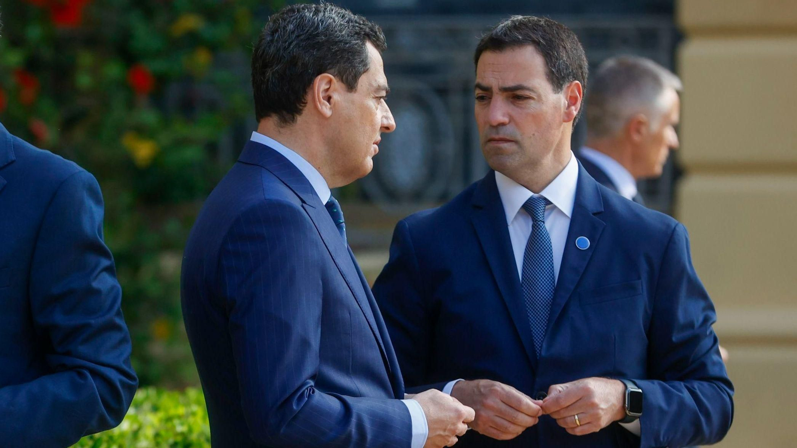 Juanma Moreno e Imanol Pradales conversan de modo informal en la reunión de la última Conferencia de Presidentes.