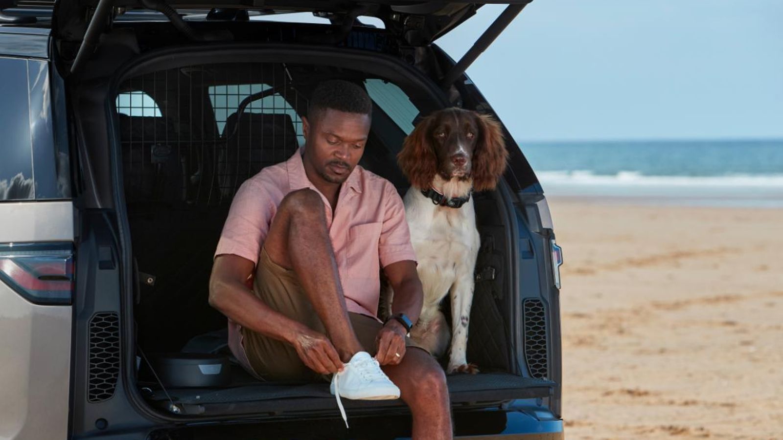 Un panel plegable permite crear una mesa o superficie sobre la que sentarse o, si lo preferimos y situado en vertical, contener objetos del maletero.