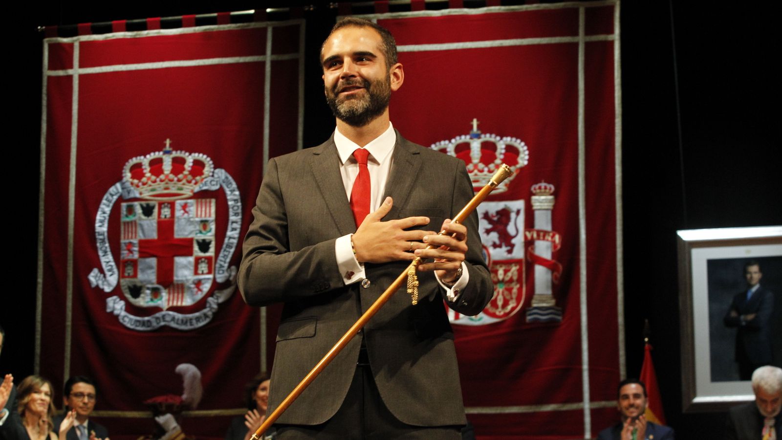 El alcalde de Almería con el bastón de mando visiblemente emocionado.