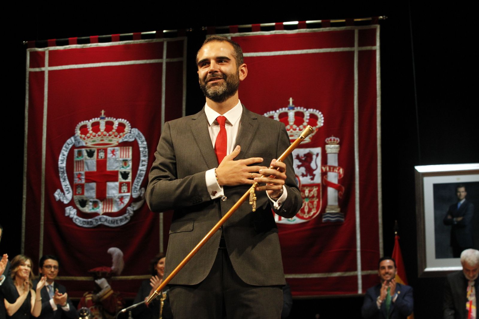 El alcalde de Almería con el bastón de mando visiblemente emocionado.