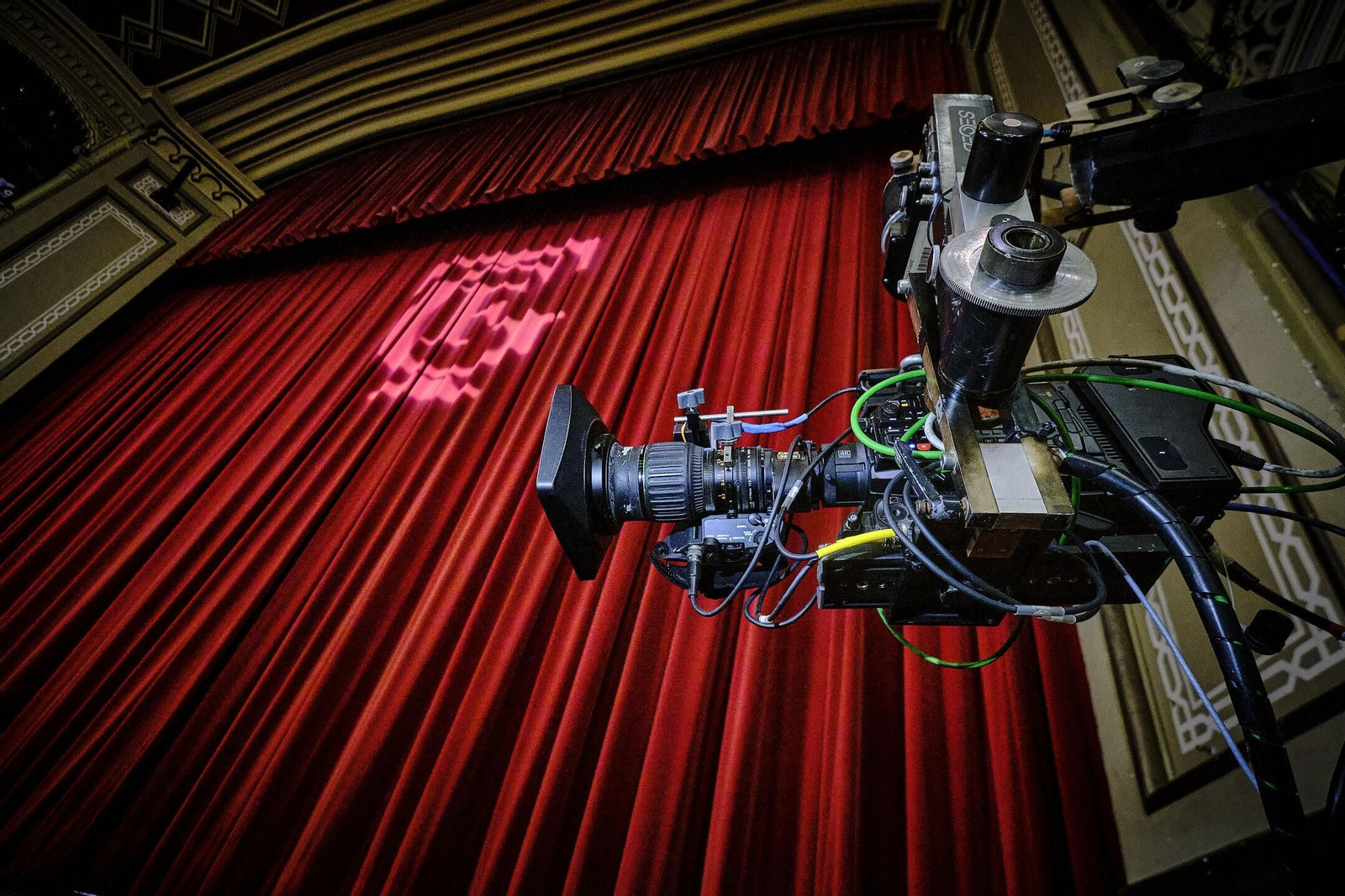 Una cámara de Onda Cádiz en el Teatro Falla, durante una de las retransmisiones del COAC.