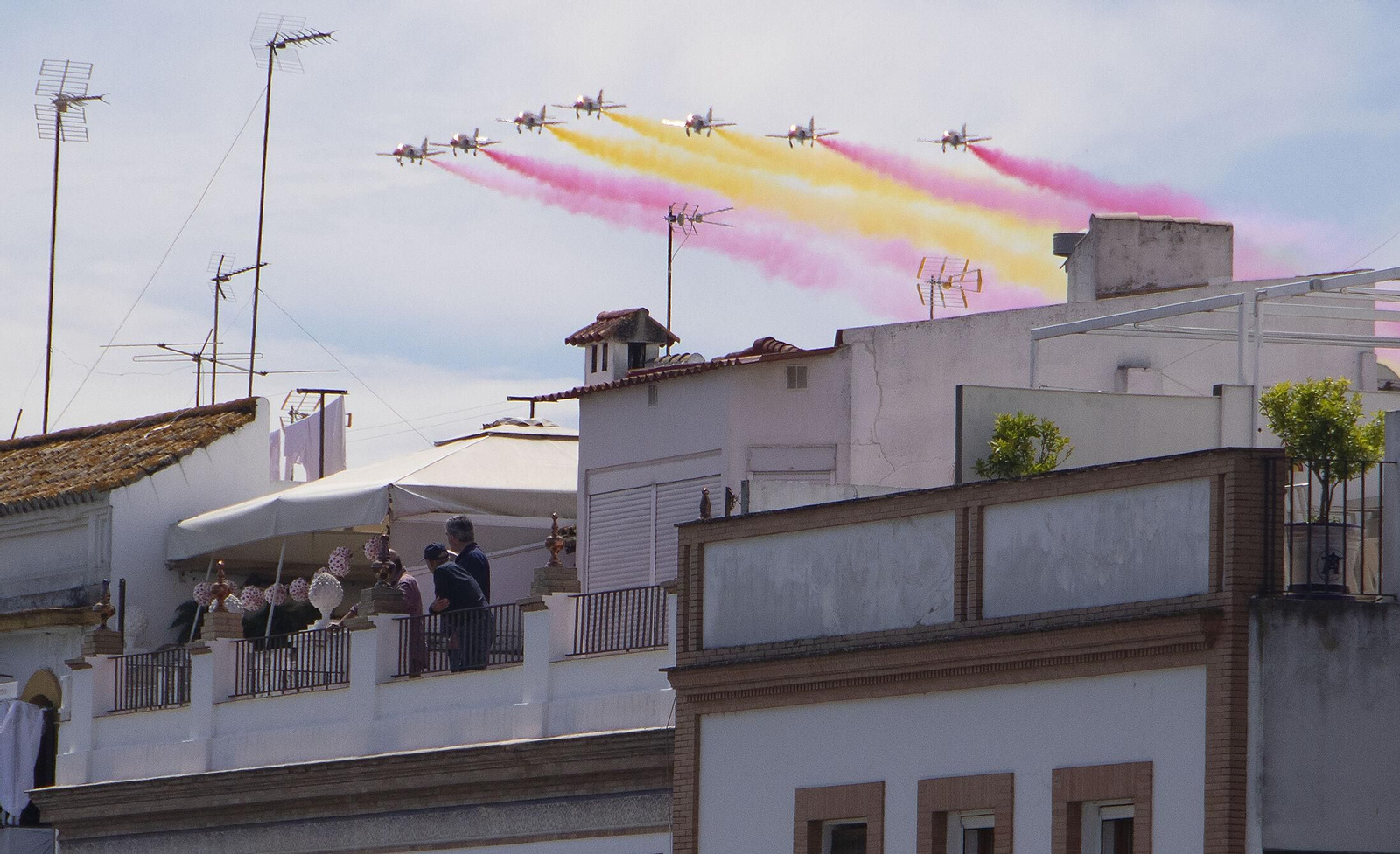 Espectaculares fotos de las acrobacias de la Patrulla Águila: cuatro décadas surcando los cielos