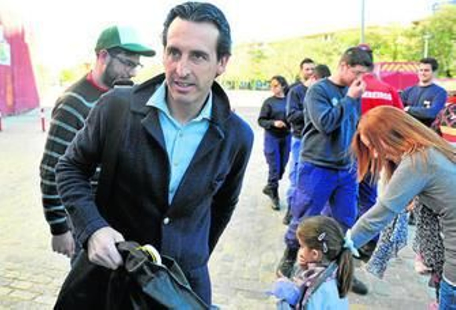 El técnico sevillista, Unai Emery, se dirige hacia el autobús que condujo al equipo desde el Sánchez-Pizjuán al aeropuerto.