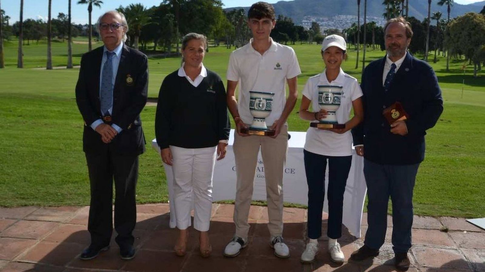 Los campeones, en la entrega de trofeos