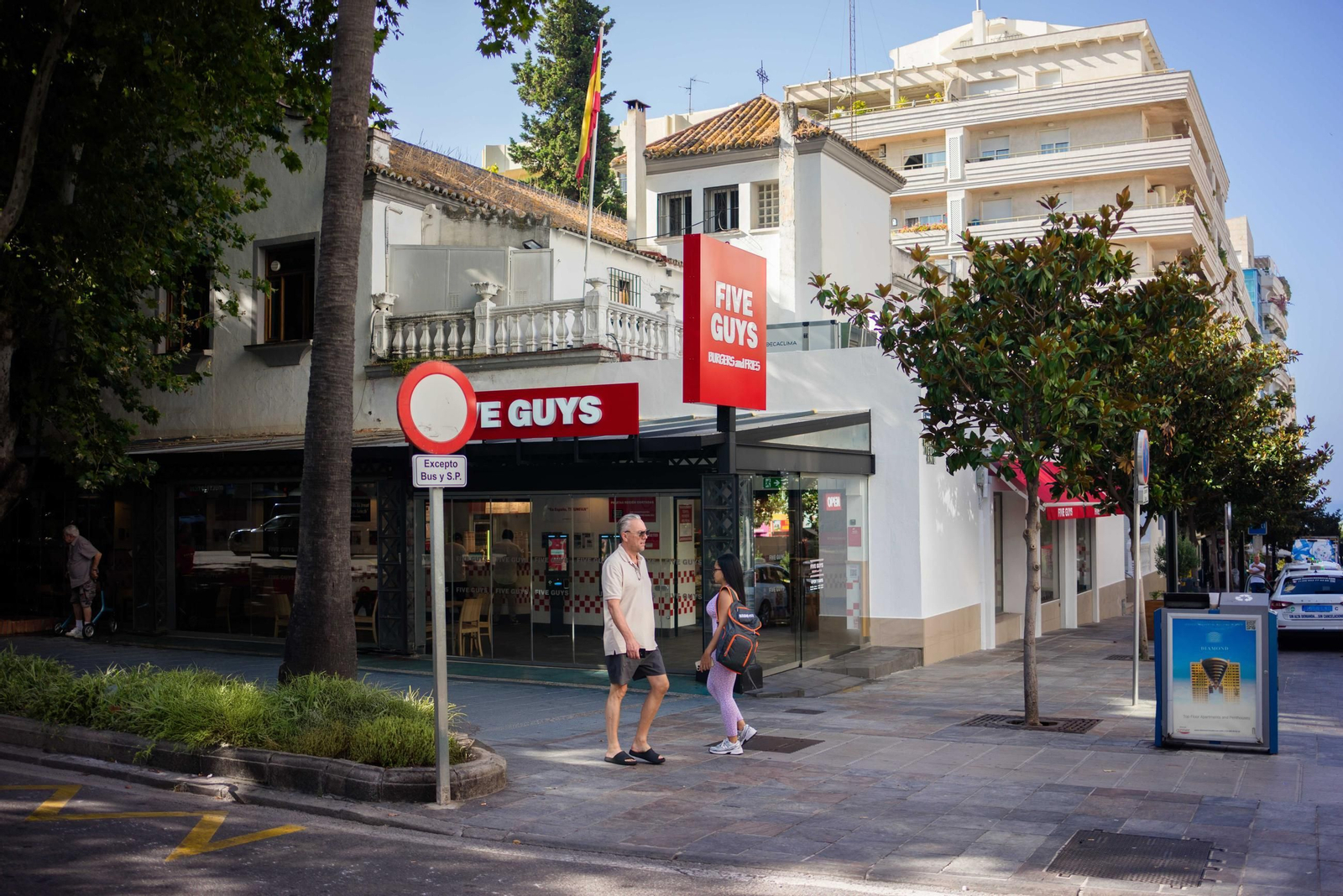 Exterior del nuevo restaurante de Five Guys en Marbella.