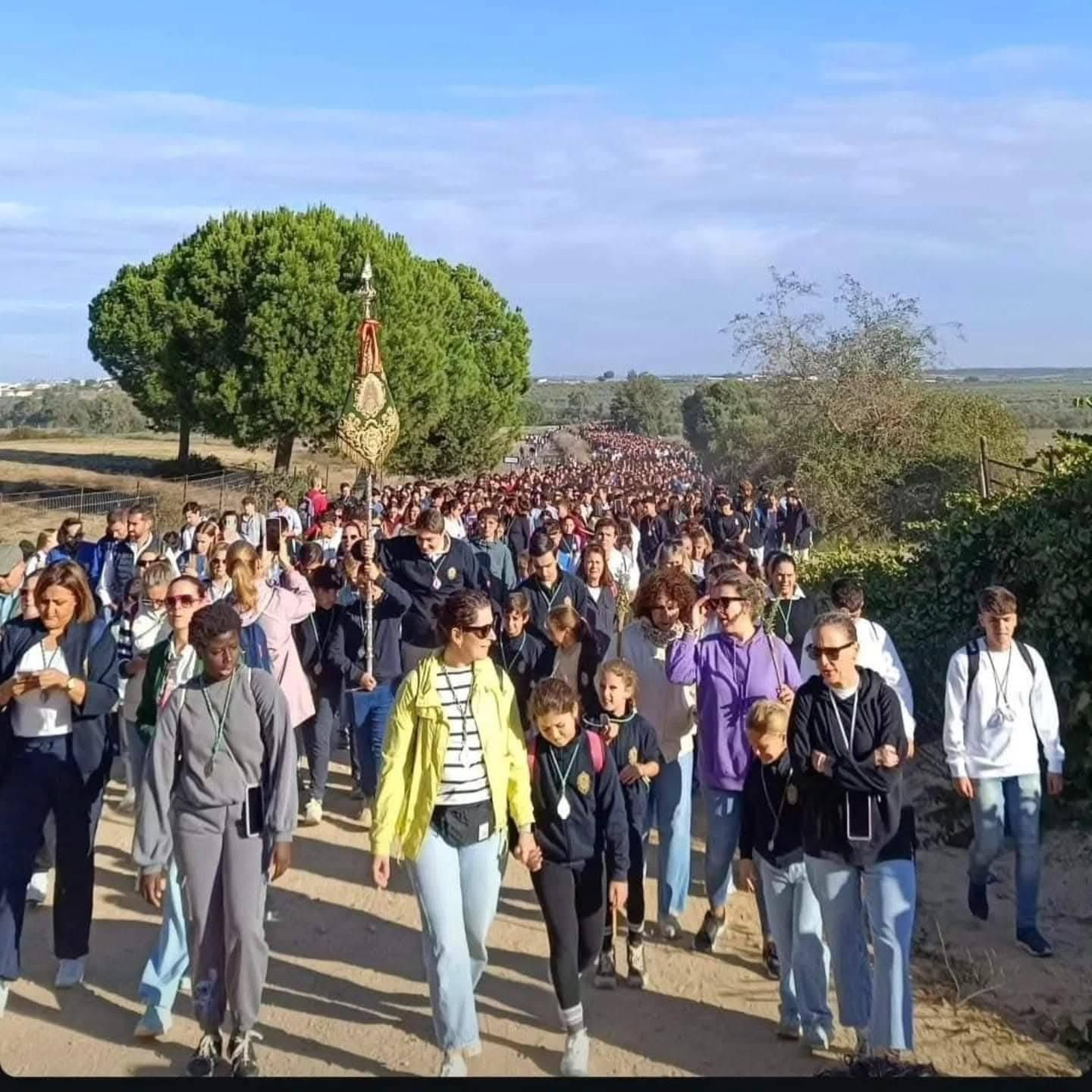 Miles de jóvenes en peregrinación a la ermita.