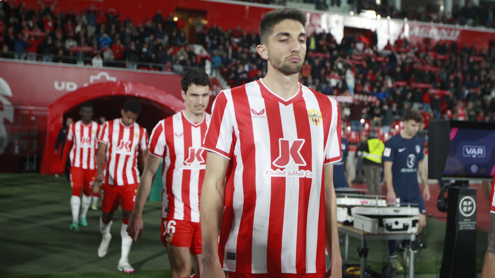 Edgar, saltando al césped del Mediterráneo. 