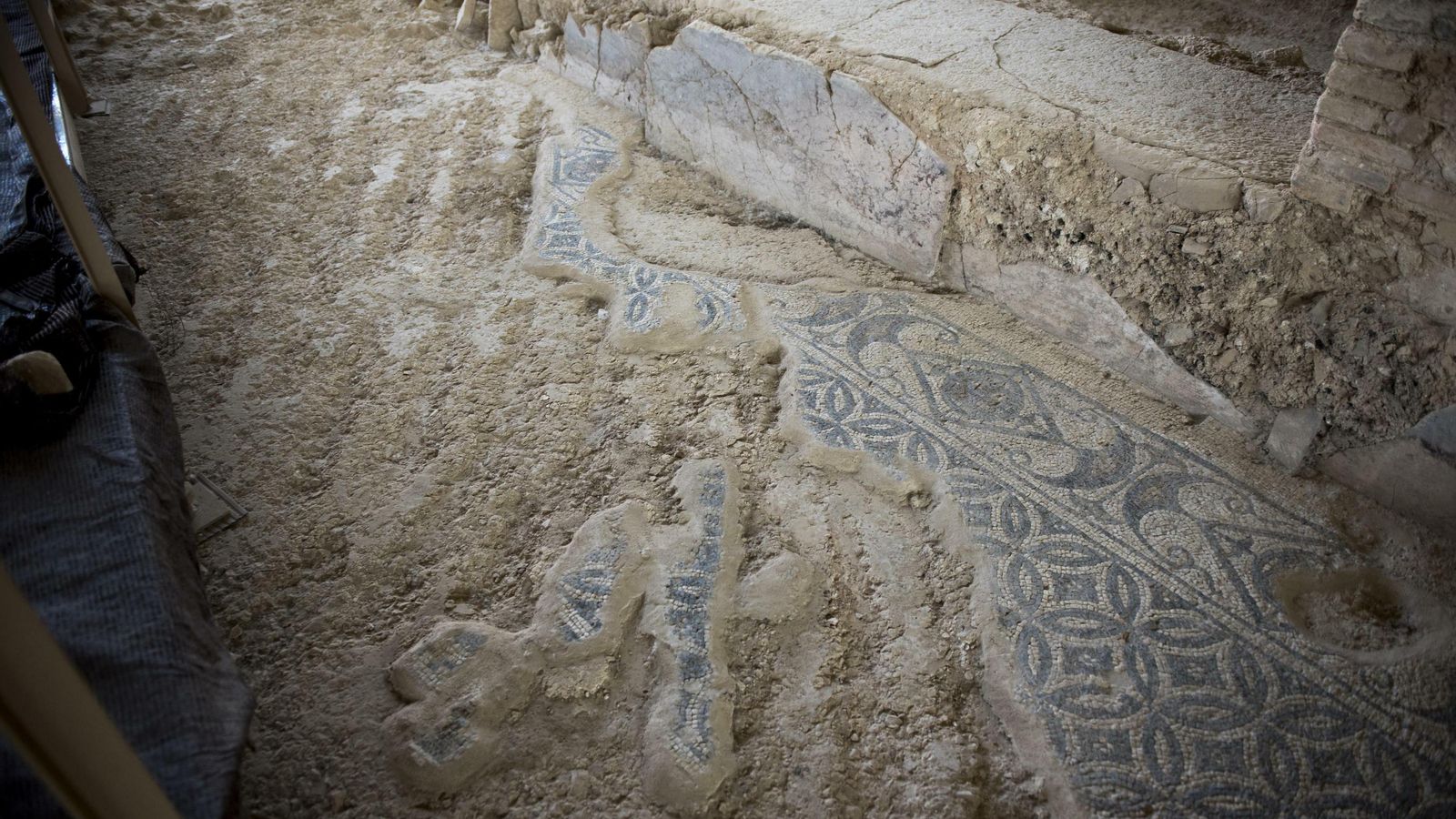 Imagen de los arañazos de la excavadora que encontró en 2004 el mosaico del Ninfeo