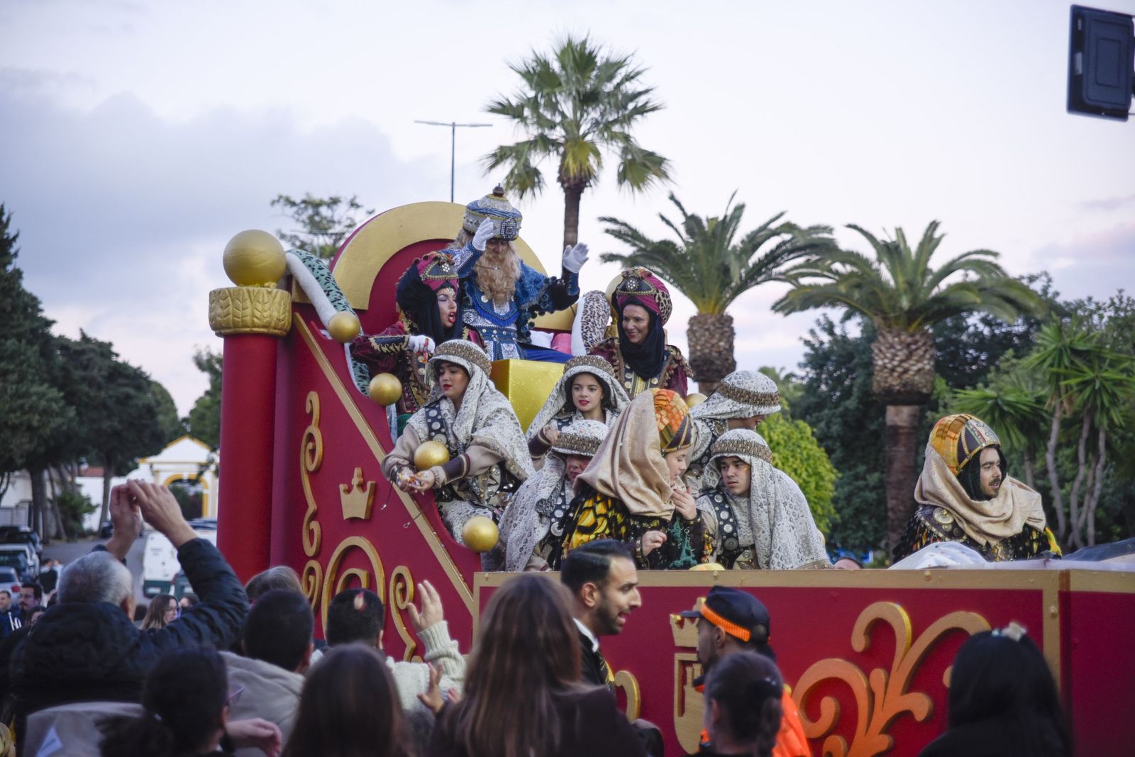 Búscate en las fotos de la cabalgata de Reyes Magos 2026 en San Roque