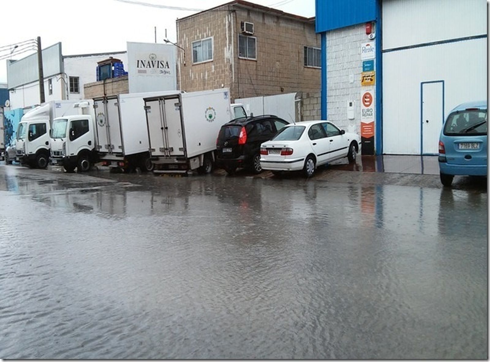 Una de las calles de Fadricas I inundada por el hundimiento de la calzada.