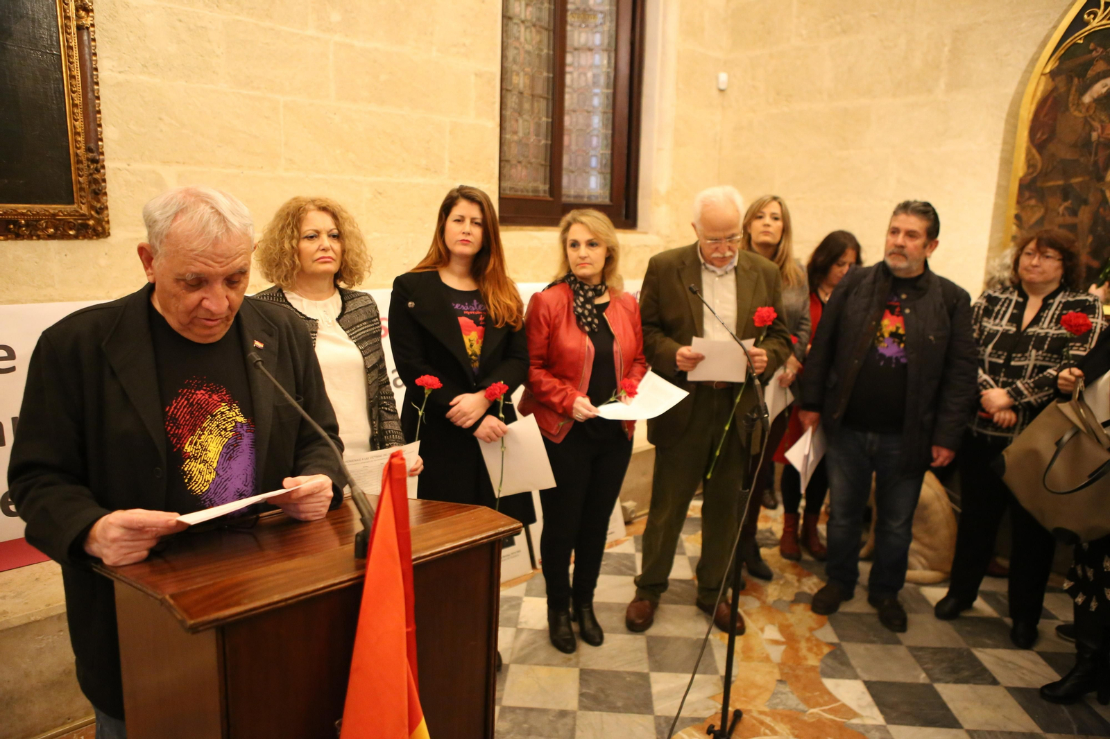 Un momento del acto homenaje en el Ayuntamiento de Sevilla.