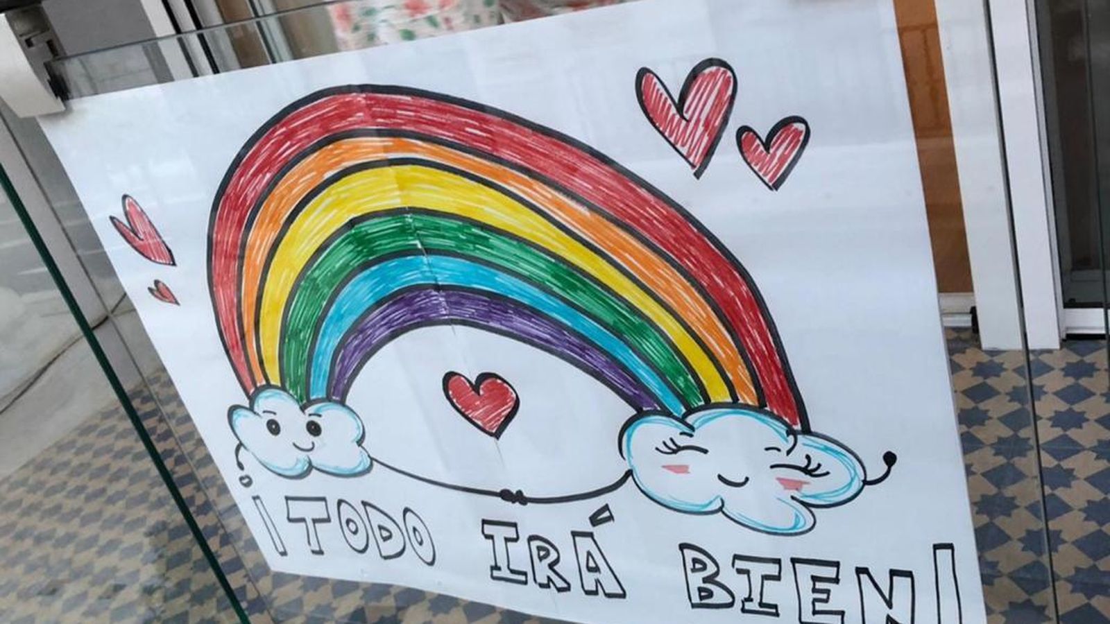 Un colorido arcoiris luce en la mayoría de los carteles de esta iniciativa.