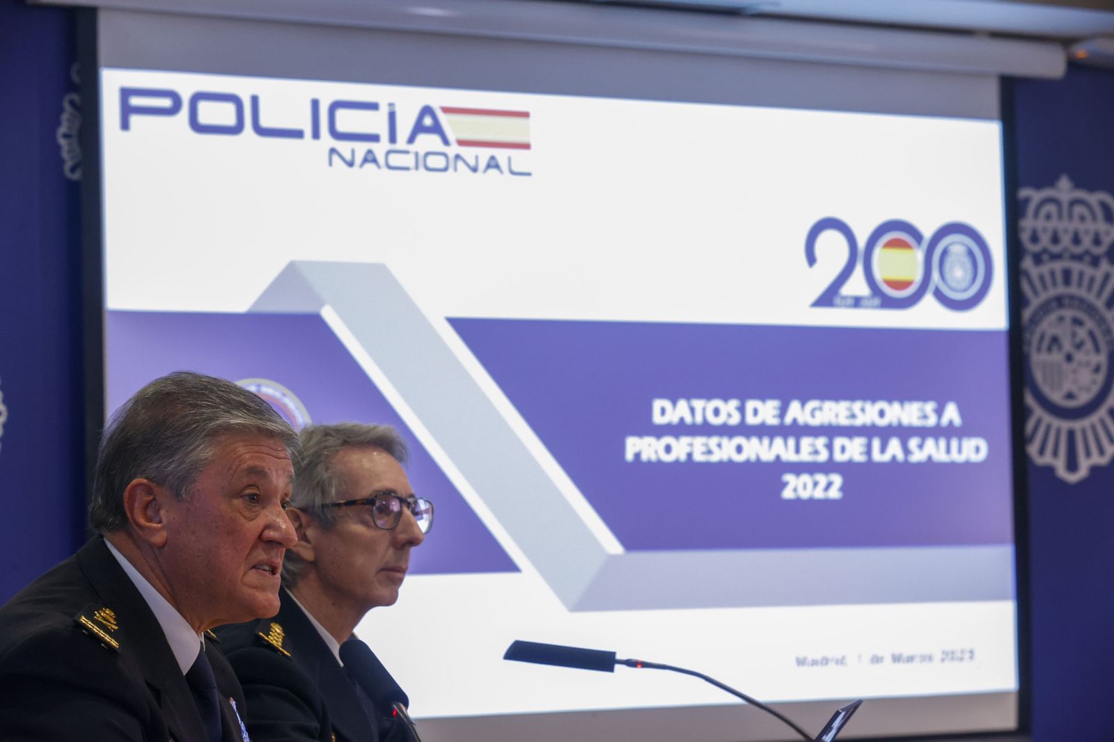 El comisario de Seguridad Ciudadana, Juan Castro Estévez (izq.), y el interlocutor policial sanitario, Manuel Yagüas Menéndez (dcha.), durante la presentación de los datos.