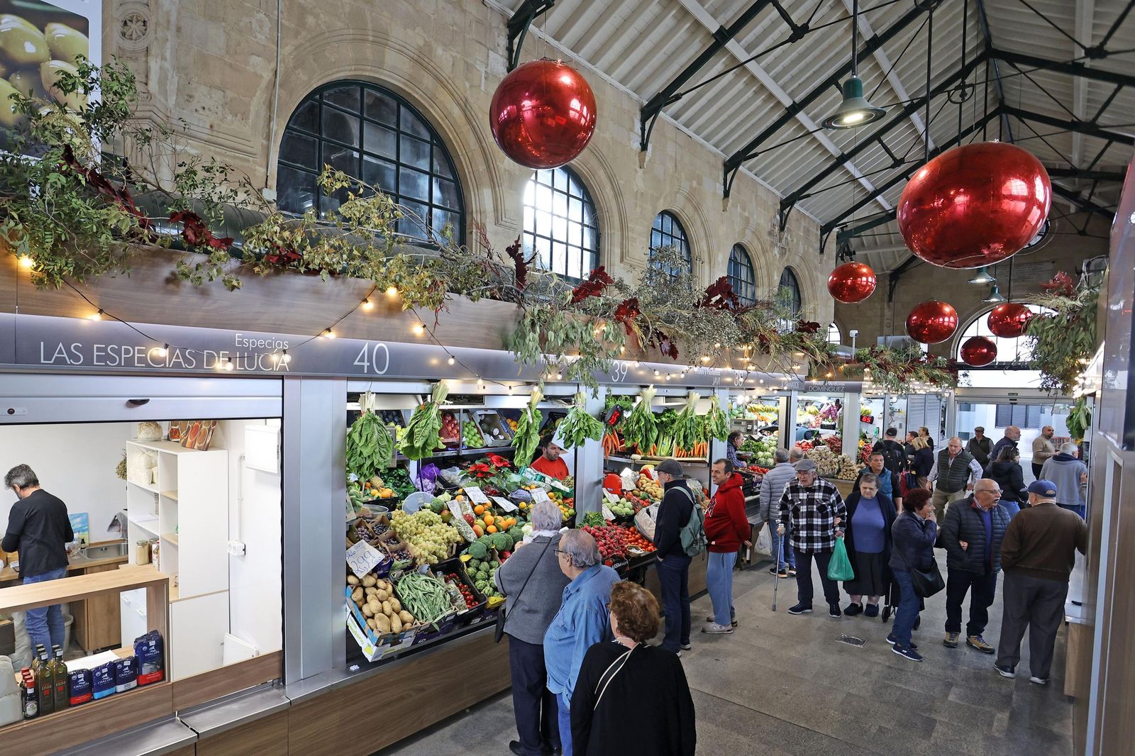Ésta es la decoración navideña del mercado central de Jerez