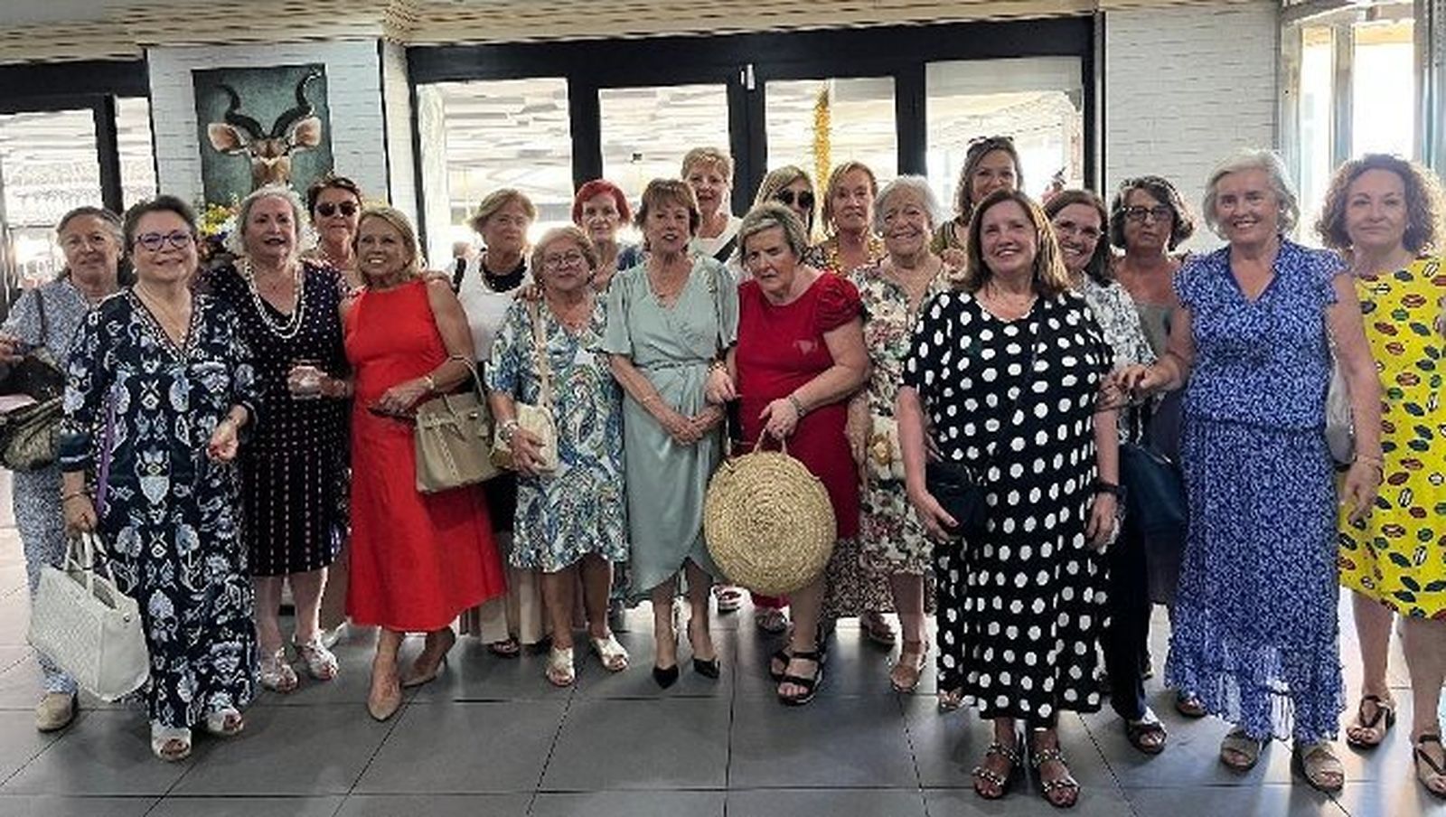 Carmen Gómez, Carmen Reguera, Inmaculada Muñoz, Trini Martín, Pilar Bolea, Pilar Portales, Milagros Rodríguez, Ana Jiménez, Luisa Cruz, Lola Cornejo, Gloria Antúnez, Bárbara Otero, Mercedes Barrones, María José Sanz,  Lisi Gil, Lucía Garrido, Luisa Ruiz Pau, Lalo Martínez, Maripepa Lario de Oñate.
