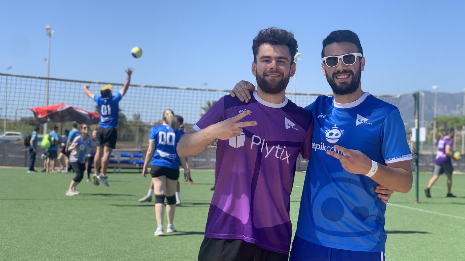 Adrián Corrales y Juan Carlos Ramos, tras disputar su partido de voleibol.