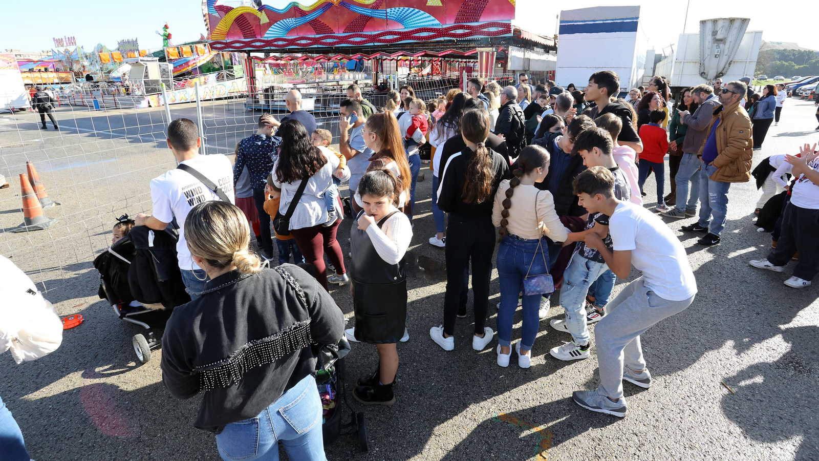 El parque de atracciones de Navidad junto a la Feria volvió a llenarse este sábado El parque de atracciones de Navidad junto a la Feria volvió a llenarse este sábado