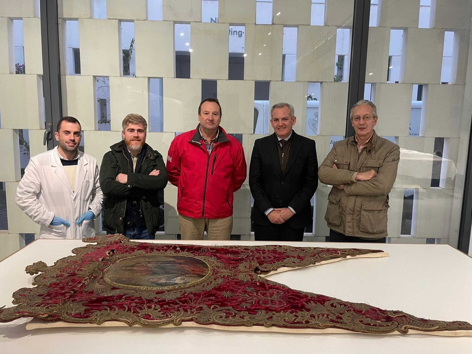 La Hermandad de la Macarena restaurará el Simpecado de la Virgen del Rosario