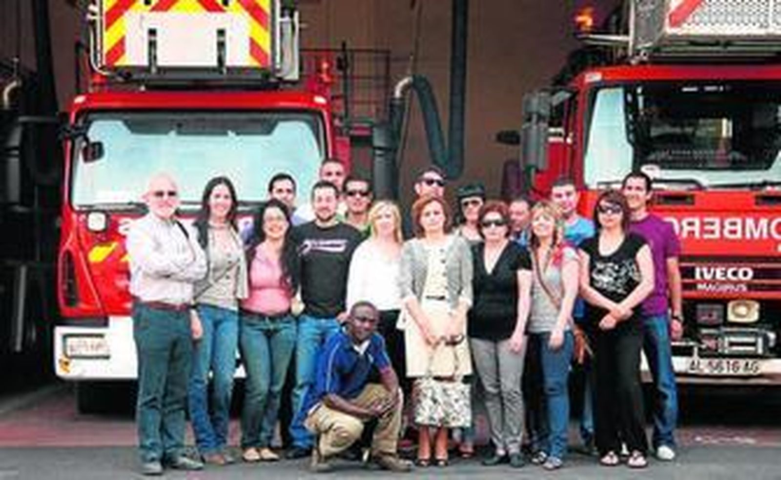 Imagen del personal de Briseis en las instalaciones del Parque de Bomberos de Almería.
