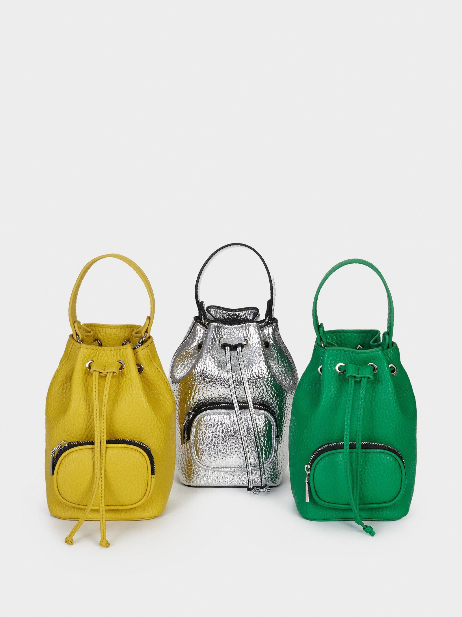 Bolso bombonera de Parfois, disponible en tres colores.