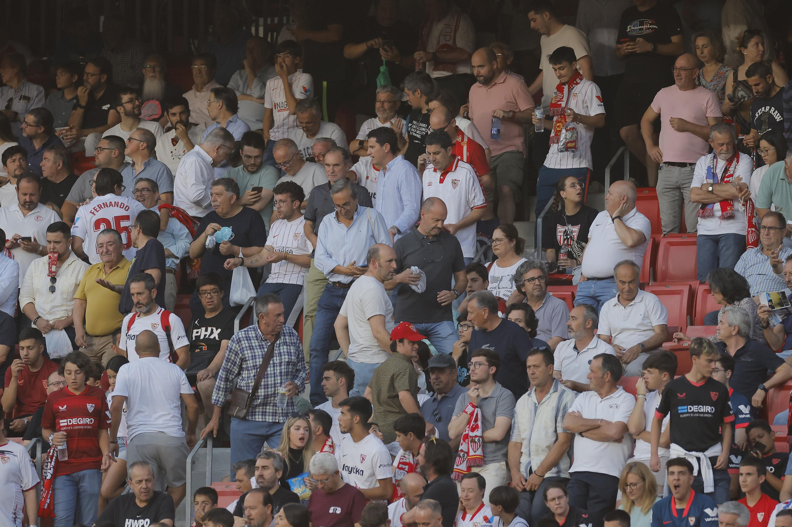 Búscate en las fotos del Sevilla-Girona