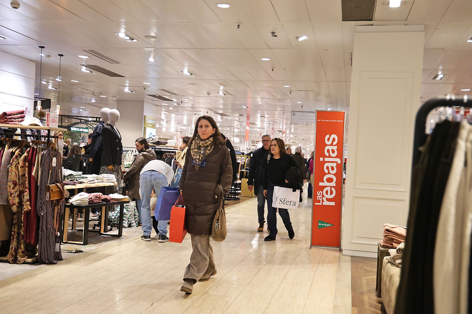 Las fotos del primer día de rebajas en El Corte Inglés de Huelva: frío, colas y descuentos