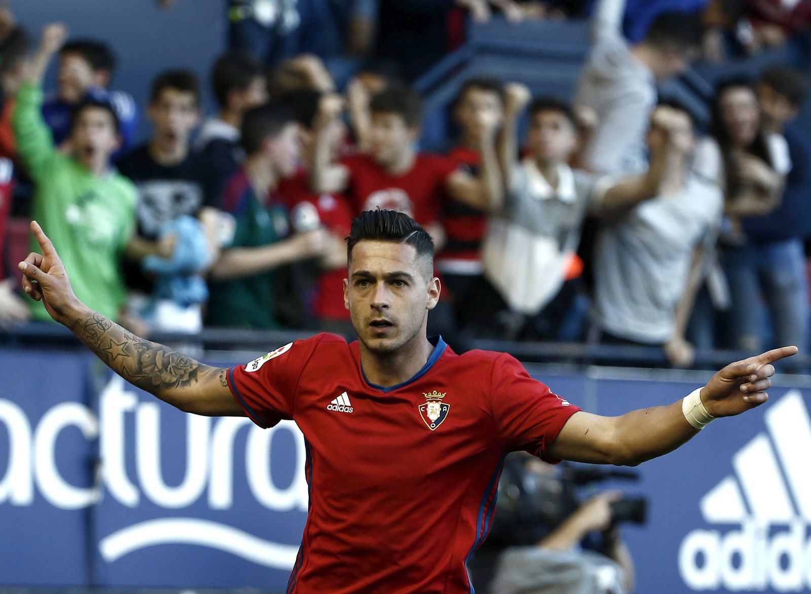 Sergio León celebra un gol con Osasuna.