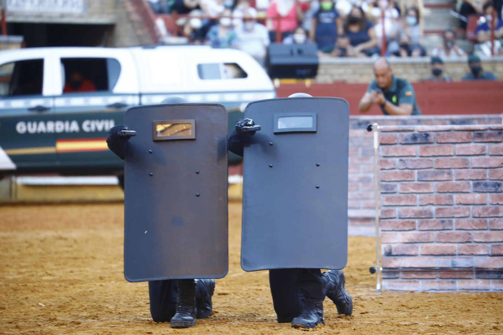 La impresionante exhibición de la Guardia Civil en la plaza de toros de Córdoba, en fotografías