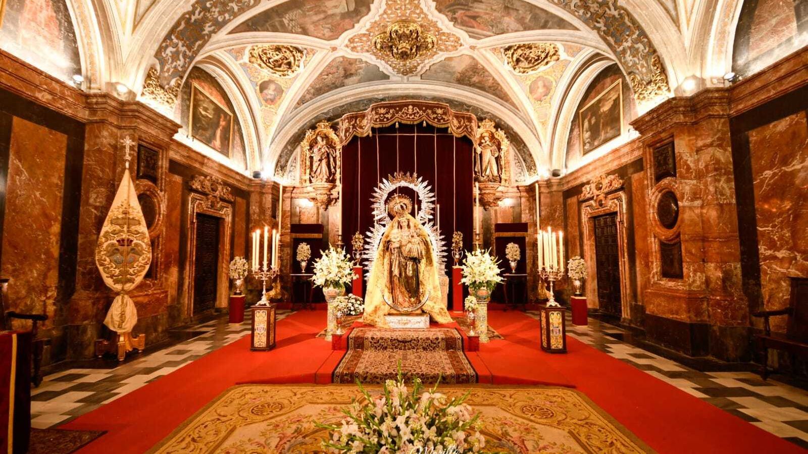 La Virgen del Amparo en besamanos