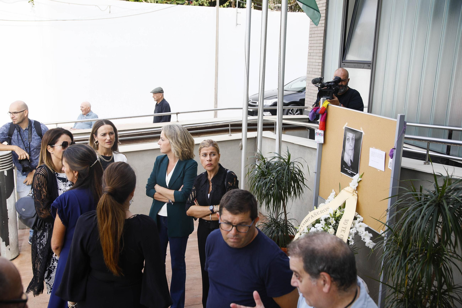 Las imágenes de la concentracion por el asesinato de Maria Nieves GP en la residencia del Zapillo en Almería