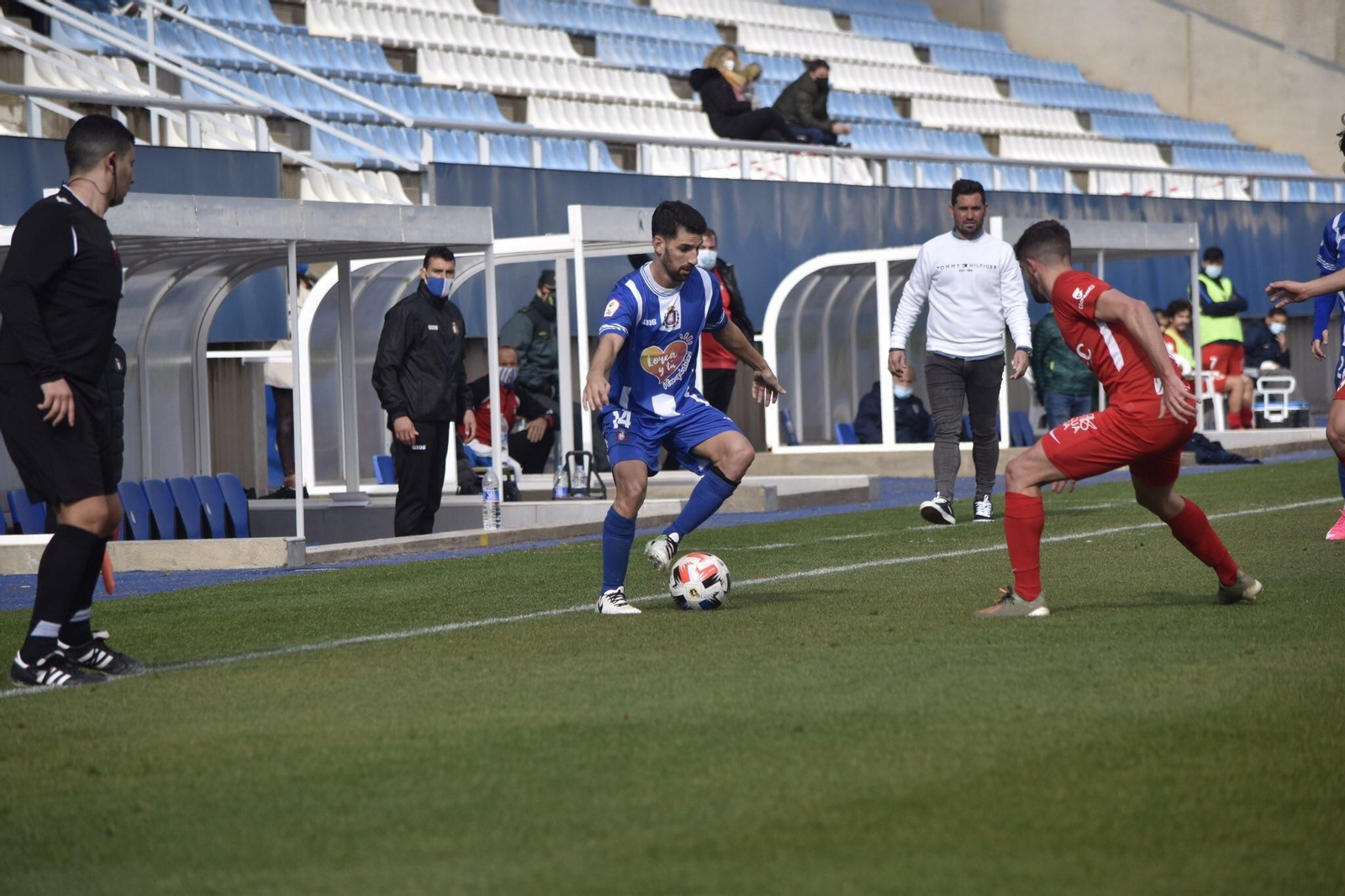 El blanquiazul Diego Peláez intenta superar la marca de un jugador del Linares, en el Artés Carrasco.