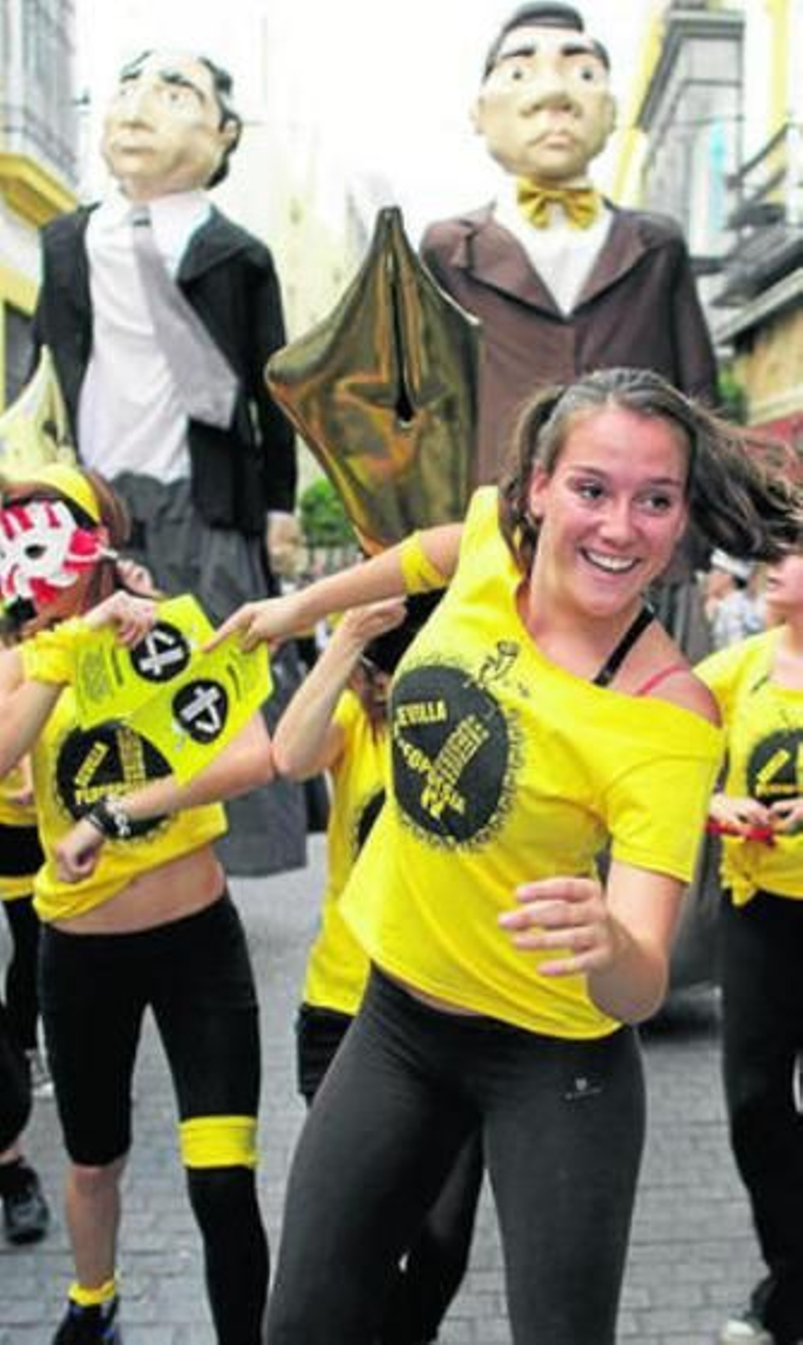 La cabalgata 'perfopoética' abrió ayer la programación.