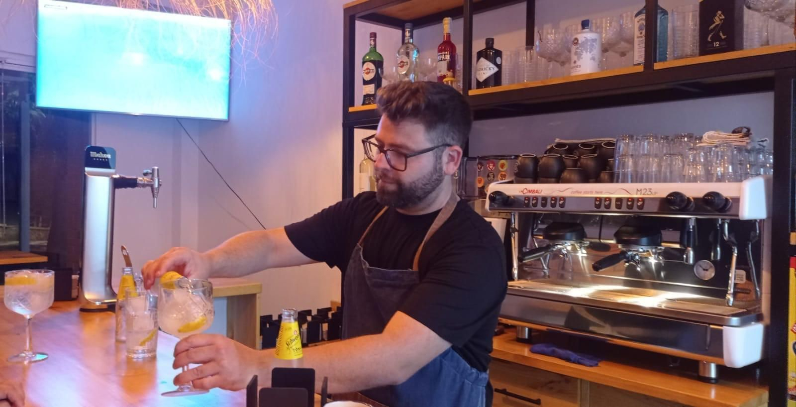 La Fullería se ubica en el paseo marítimo de Roquetas de Mar, junto al conocido hotel de cuatro estrellas Evenia Zoraida Garden.
