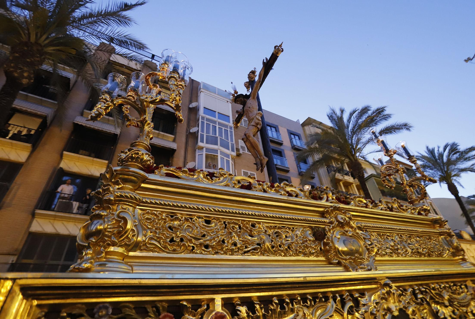 La Hermandad de Los Judíos en su recorrido por las calles de Huelva en el Jueves Santo