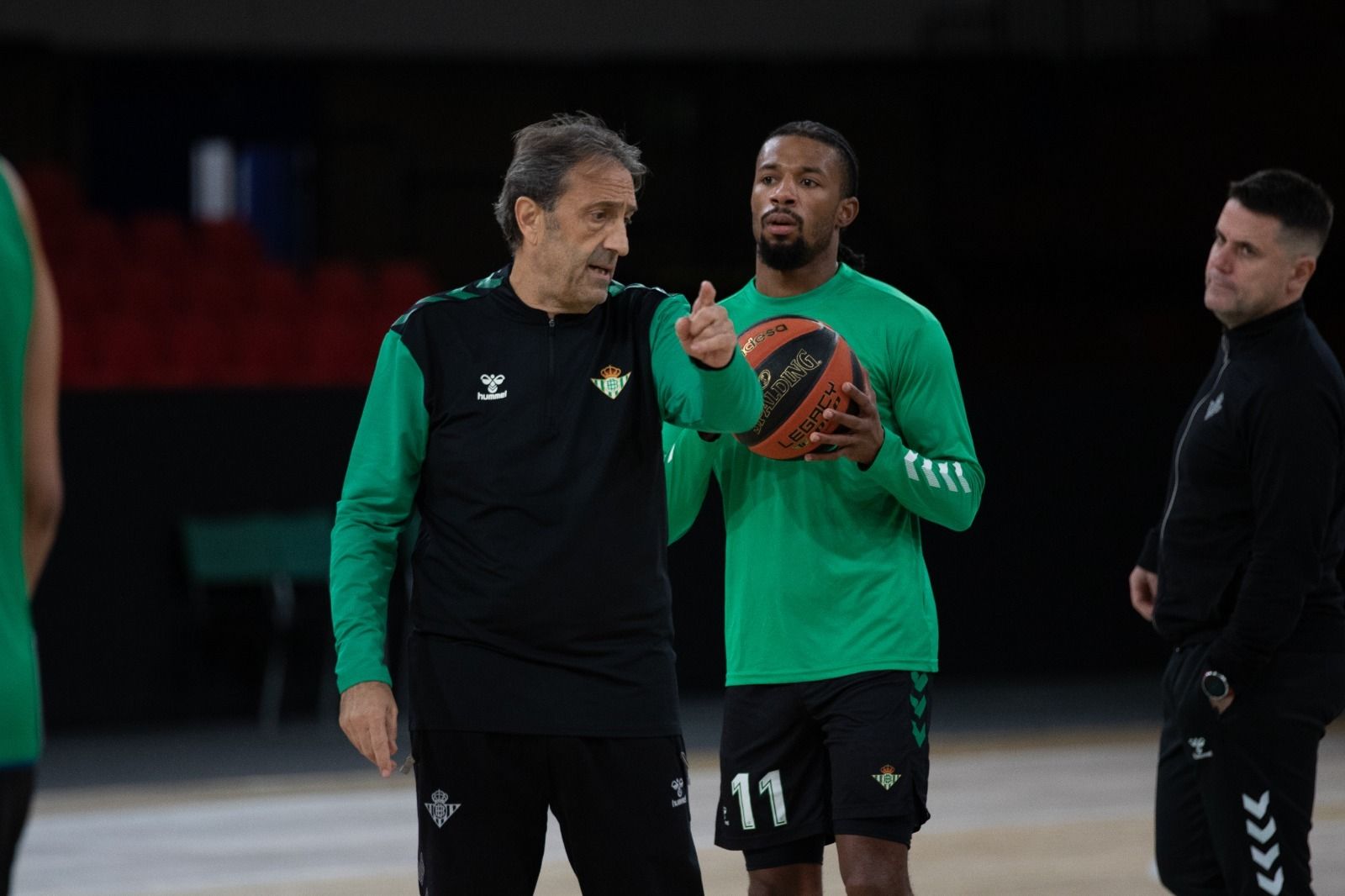 Luis Casimiro dialoga con Shannon Evans durante un entrenamiento.