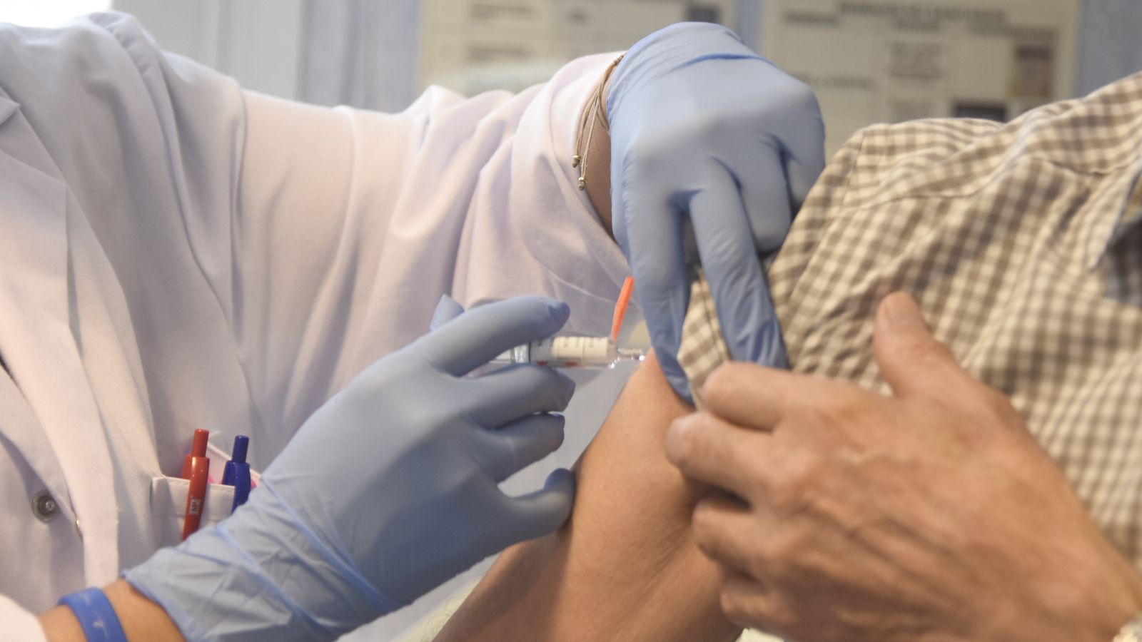 Una enfermera inyecta una vacuna de la gripe.