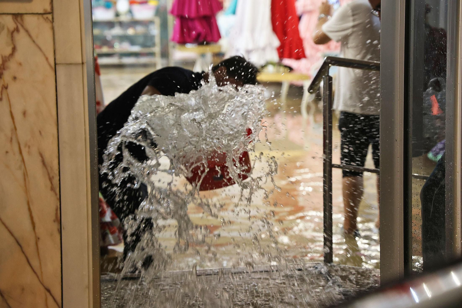 Imágenes del caos en Huelva por la borrasca Claudia con inundaciones, riadas y cortes de carreteras