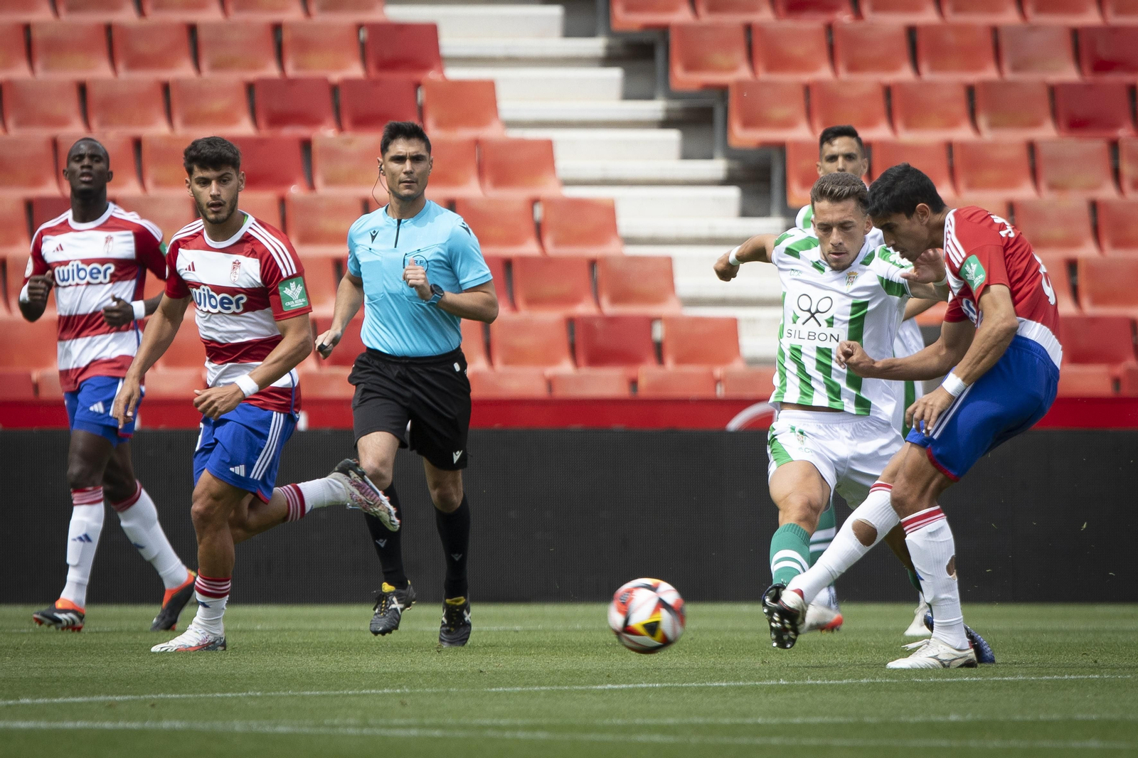 Las mejores fotos del ambiente en el Recreativo Granada - Córdoba CF